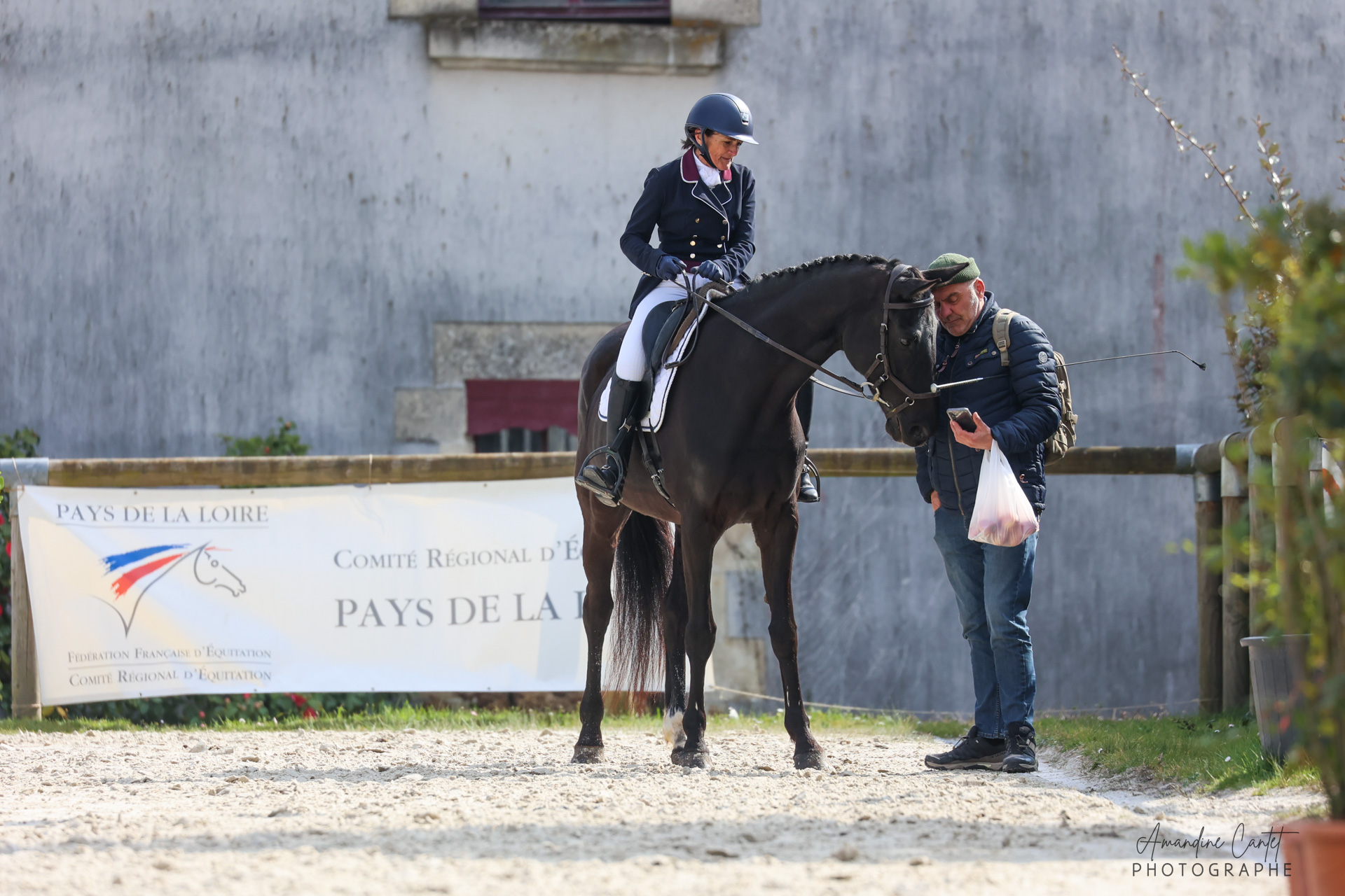 Échanges au paddock entre coach et cavalière